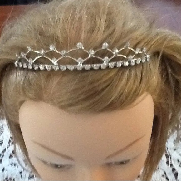 Elegant Silver Hair Tiara with Nature-Inspired Design - Picture 1 of 10